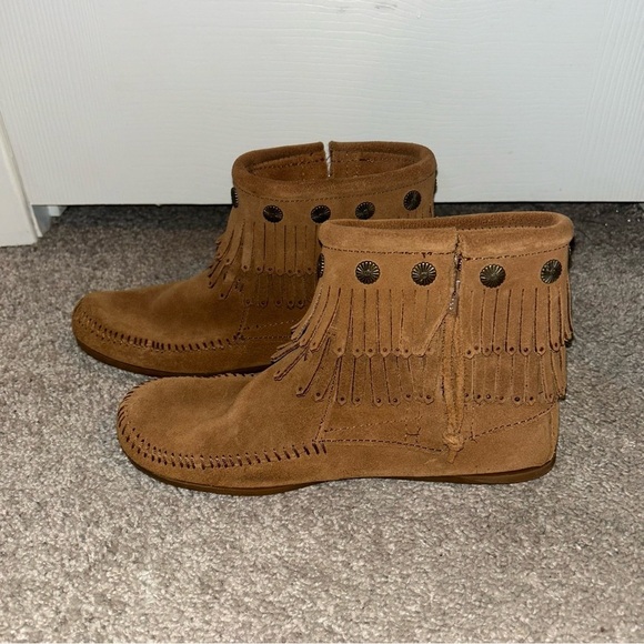 Minnetonka Tan Suede Fringed Side Zipped Boho Moccasin Ankle Booties Size 8 - Picture 5 of 8